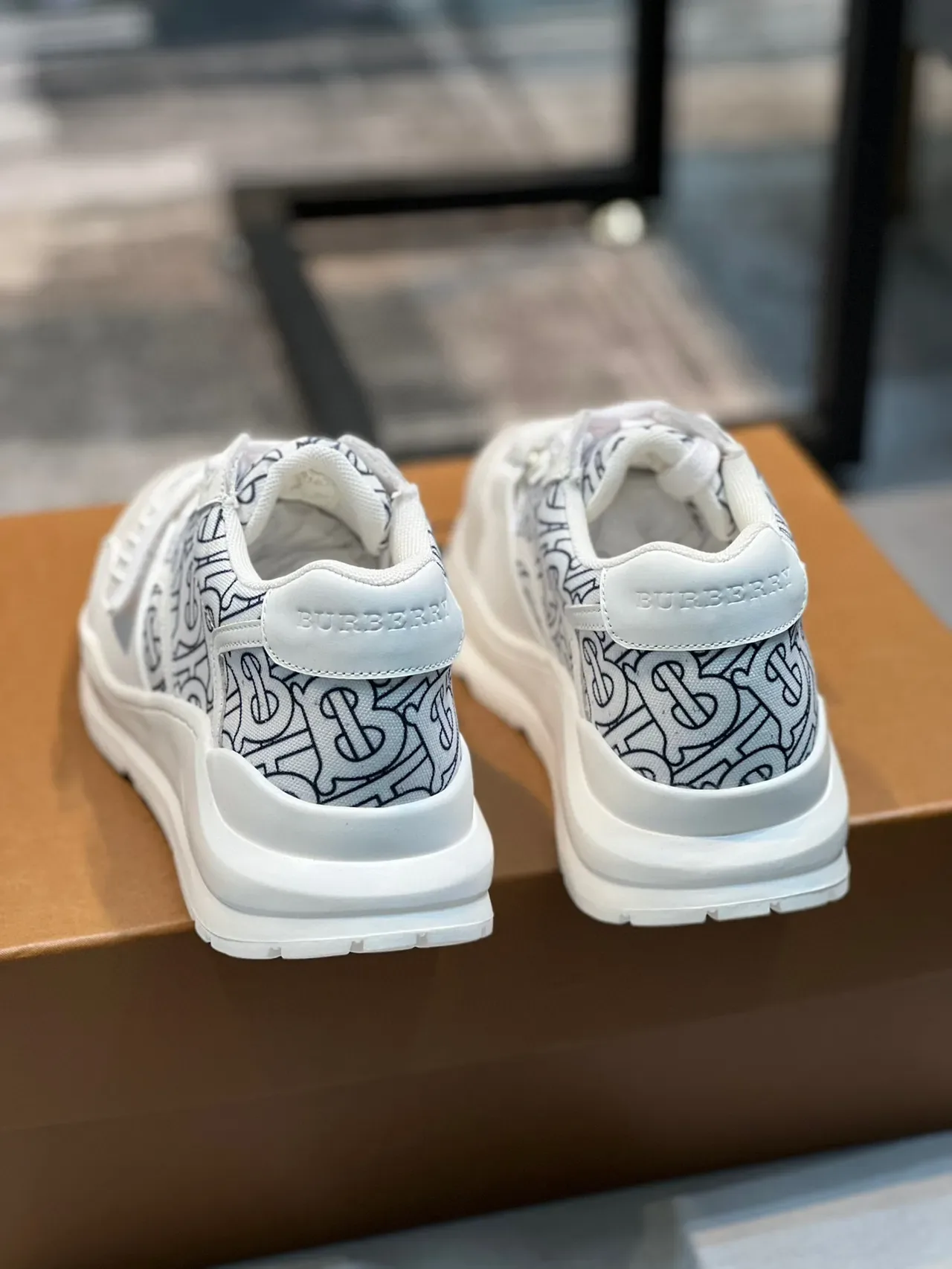 Burberry Runner أبيض أسود مطبوعة مونوغرام إغلاق حزام علوي أحذية رياضية نمط حياة 2