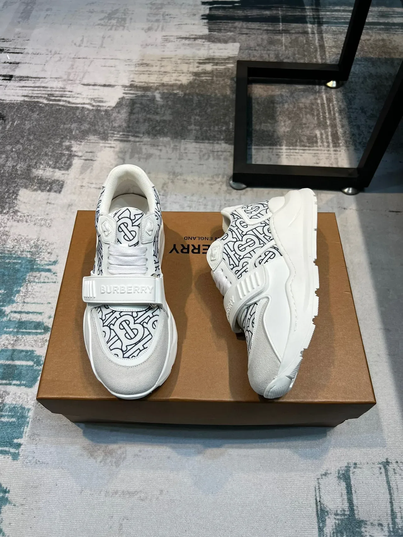 Burberry Runner أبيض أسود مطبوعة مونوغرام إغلاق حزام علوي أحذية رياضية نمط حياة 4