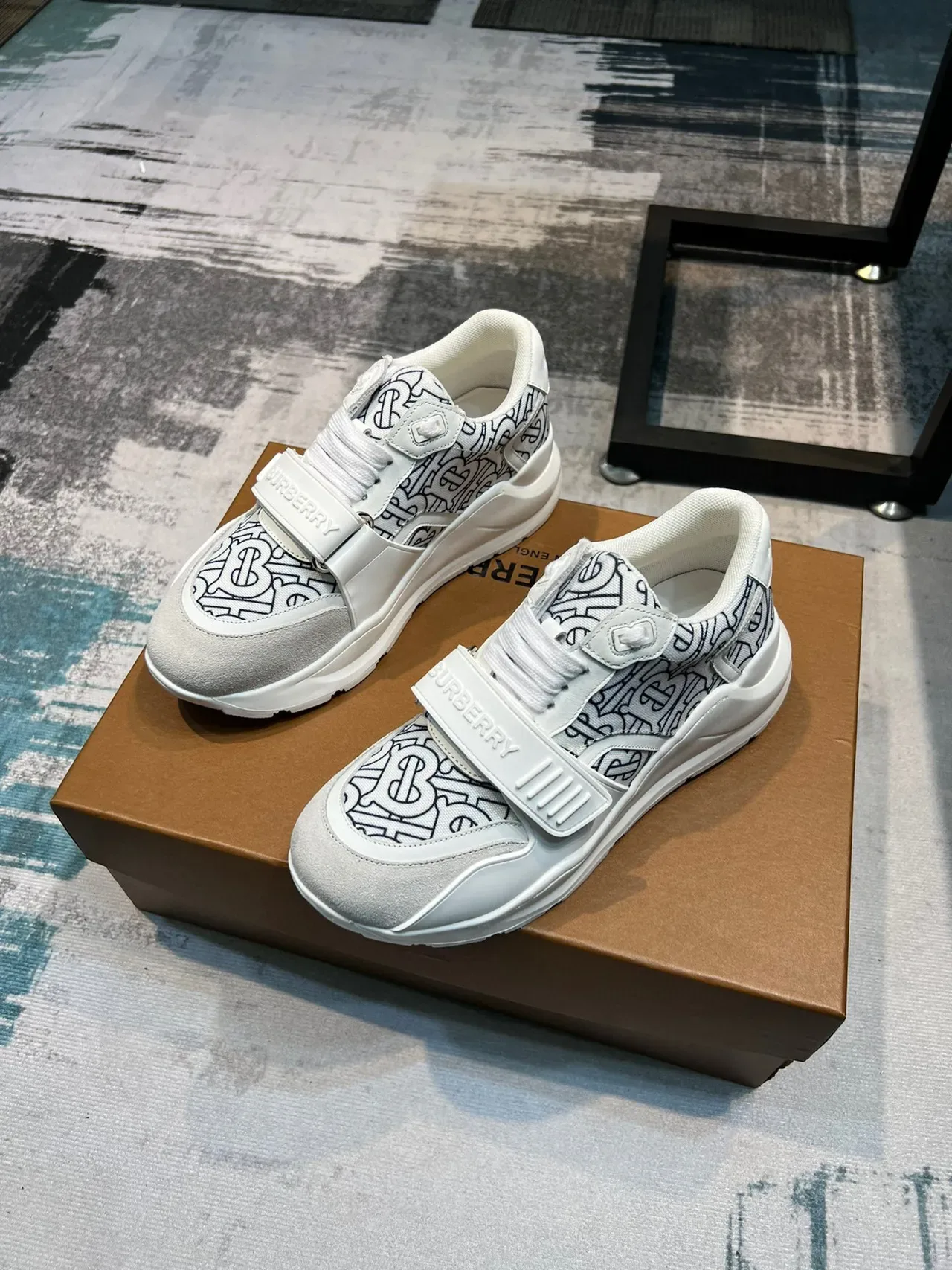 Burberry Runner أبيض أسود مطبوعة مونوغرام إغلاق حزام علوي أحذية رياضية نمط حياة 5