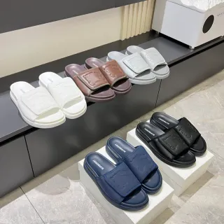 Burberry Slide Noir Blanc Semelle Caoutchouc Moldée logotype embossé chevalier équestre chaussons