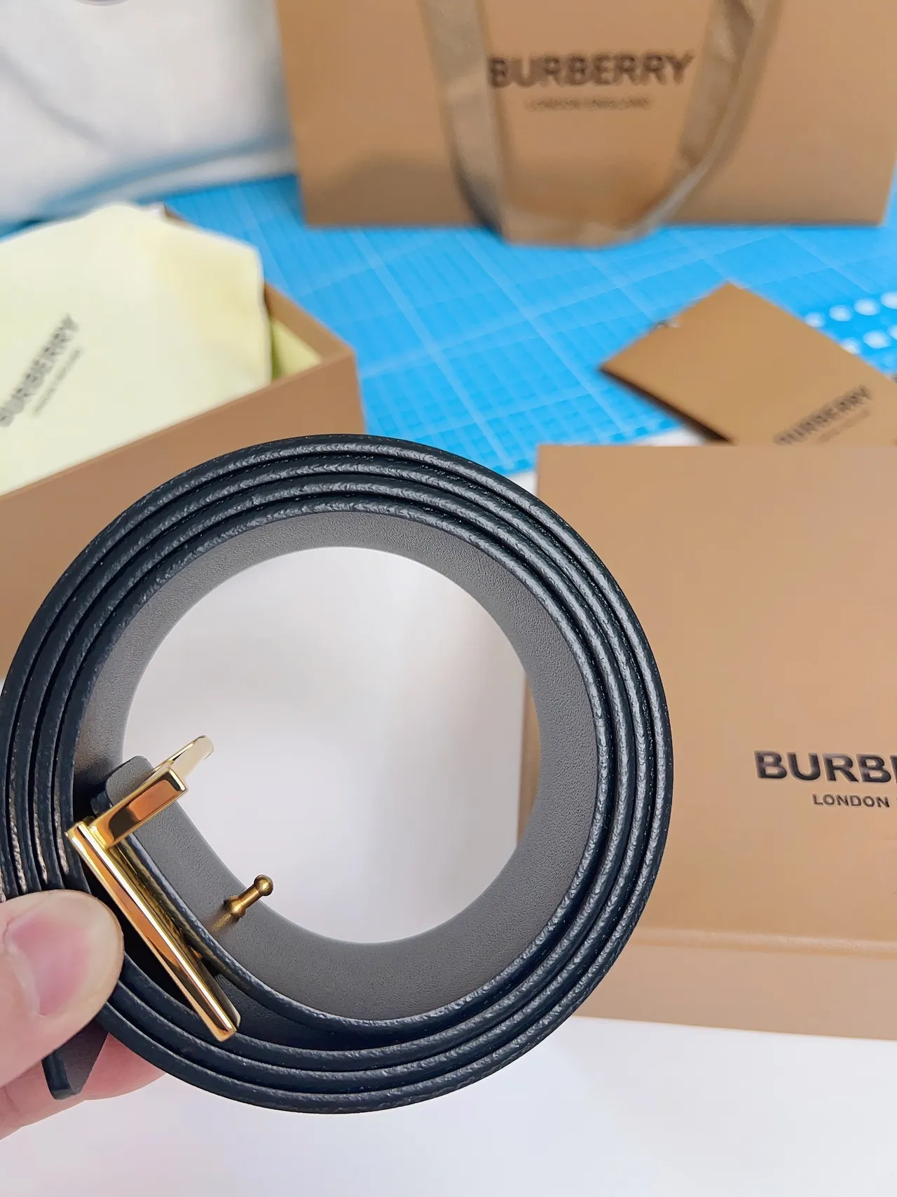 Burberry TB Belt Cinturón de cuero negro hebilla de monograma tono dorado cinturón de cuero 2
