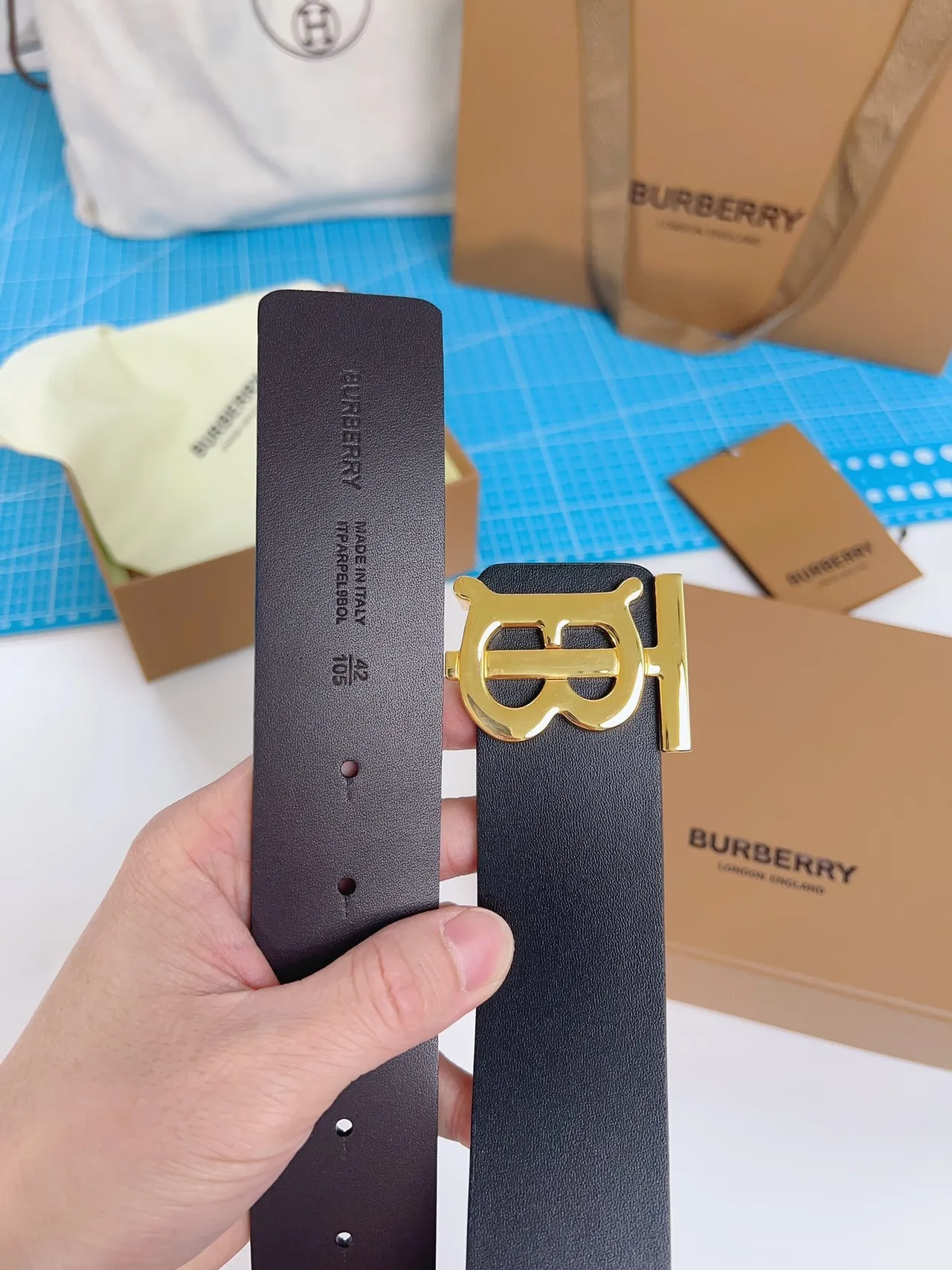 Burberry TB Belt Cinturón de cuero negro hebilla de monograma tono dorado cinturón de cuero 3