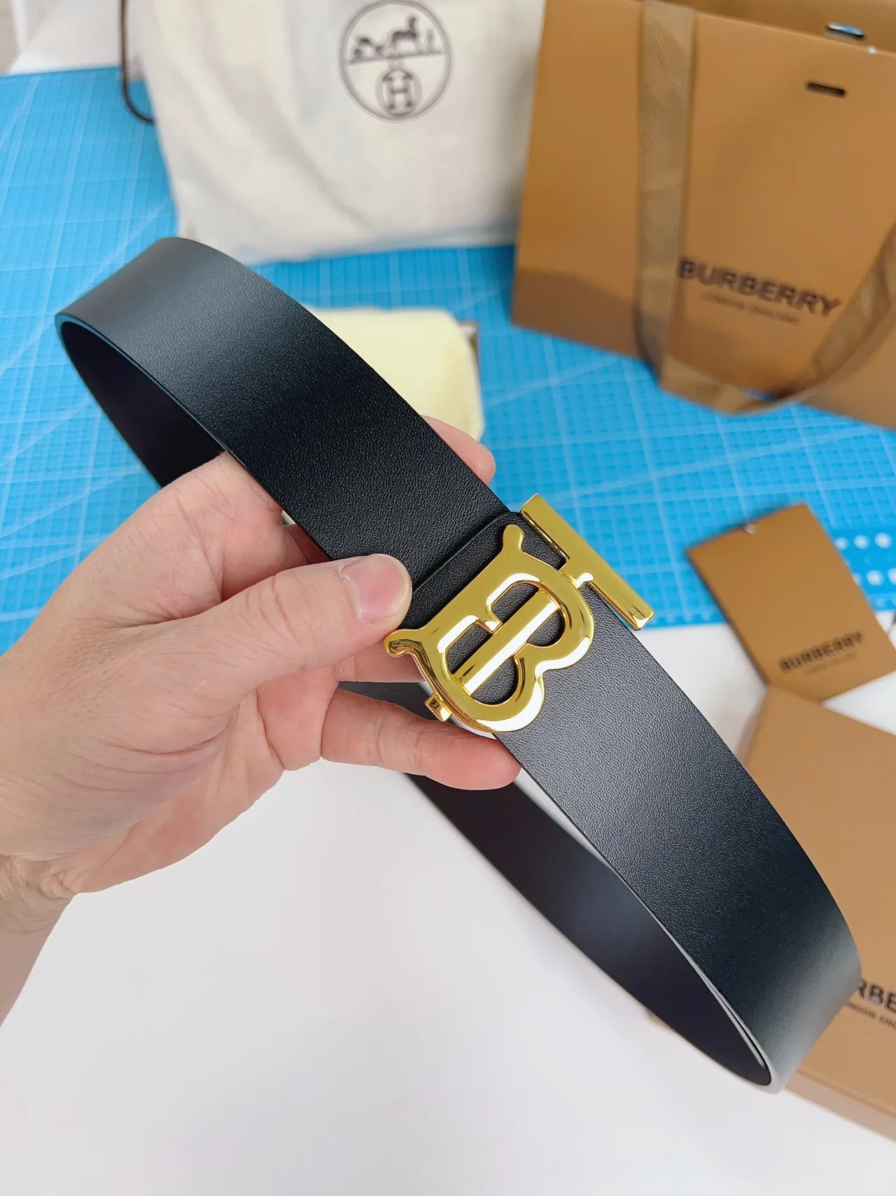 Burberry TB Belt Cinturón de cuero negro hebilla de monograma tono dorado cinturón de cuero 4