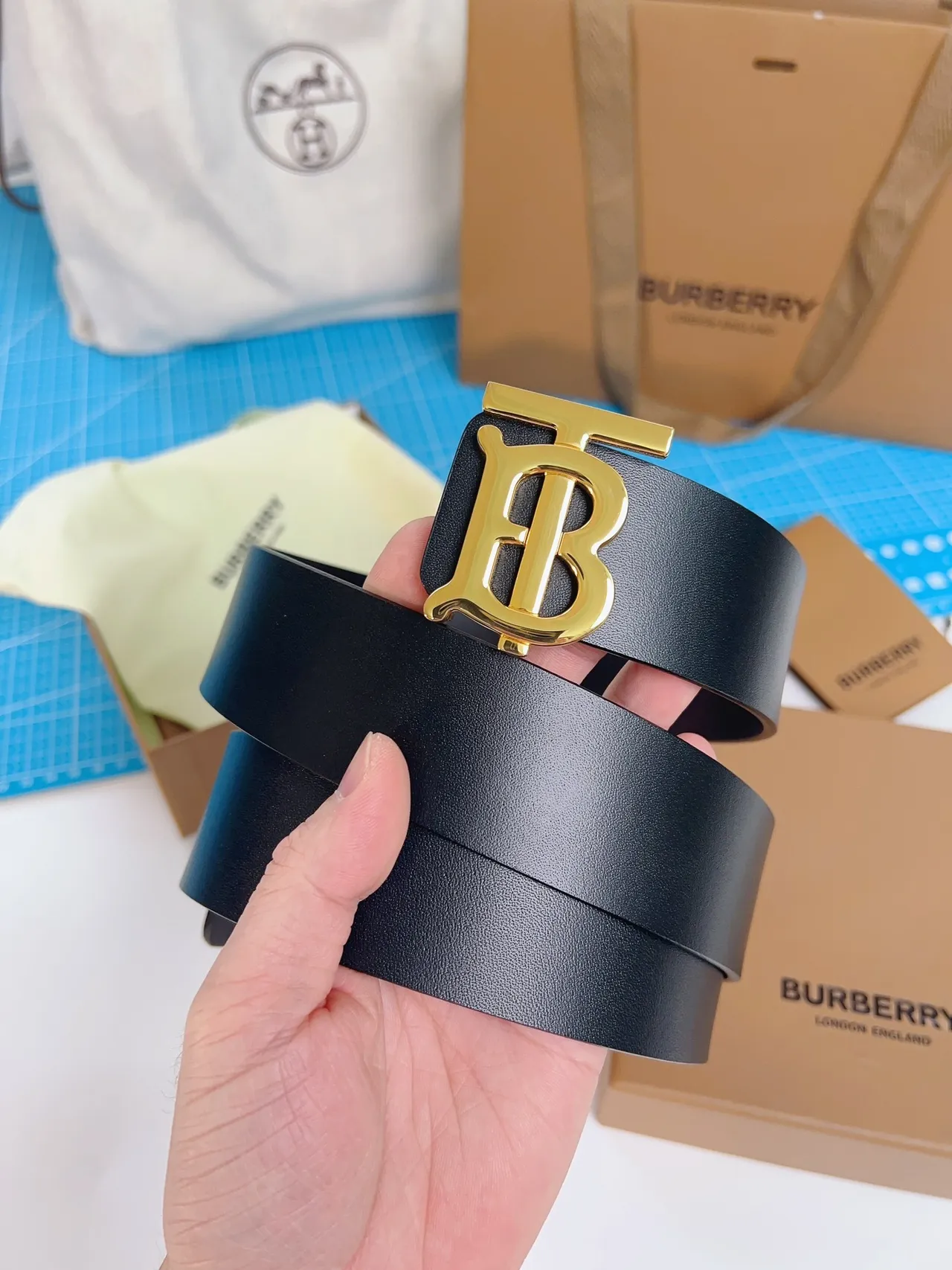 Burberry TB Belt Cinturón de cuero negro hebilla de monograma tono dorado cinturón de cuero 5