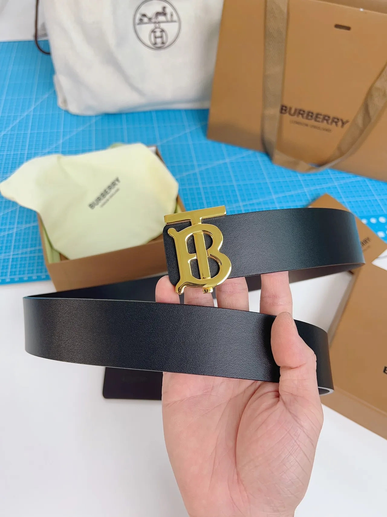 Burberry TB Belt Cinturón de cuero negro hebilla de monograma tono dorado cinturón de cuero 7