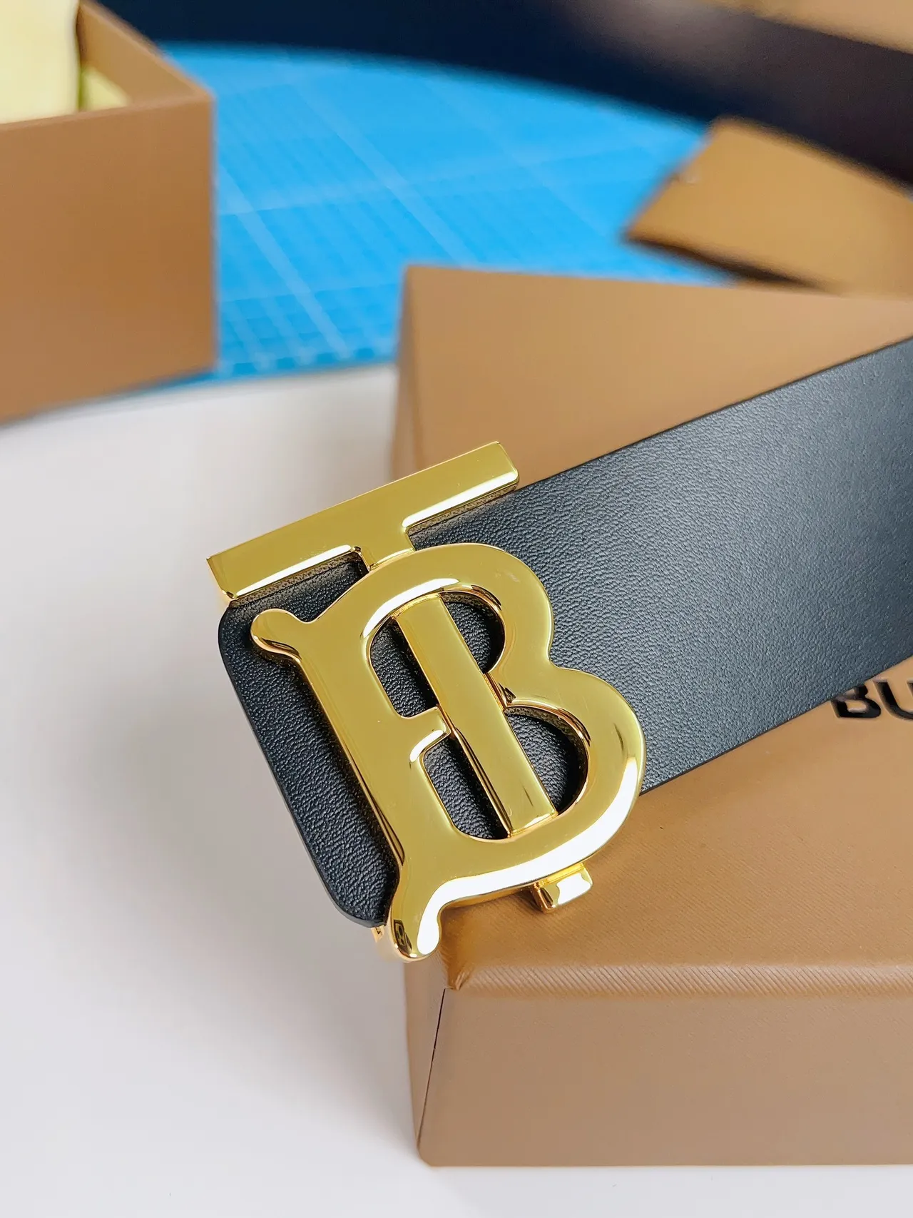 Burberry TB Belt Cinturón de cuero negro hebilla de monograma tono dorado cinturón de cuero 9
