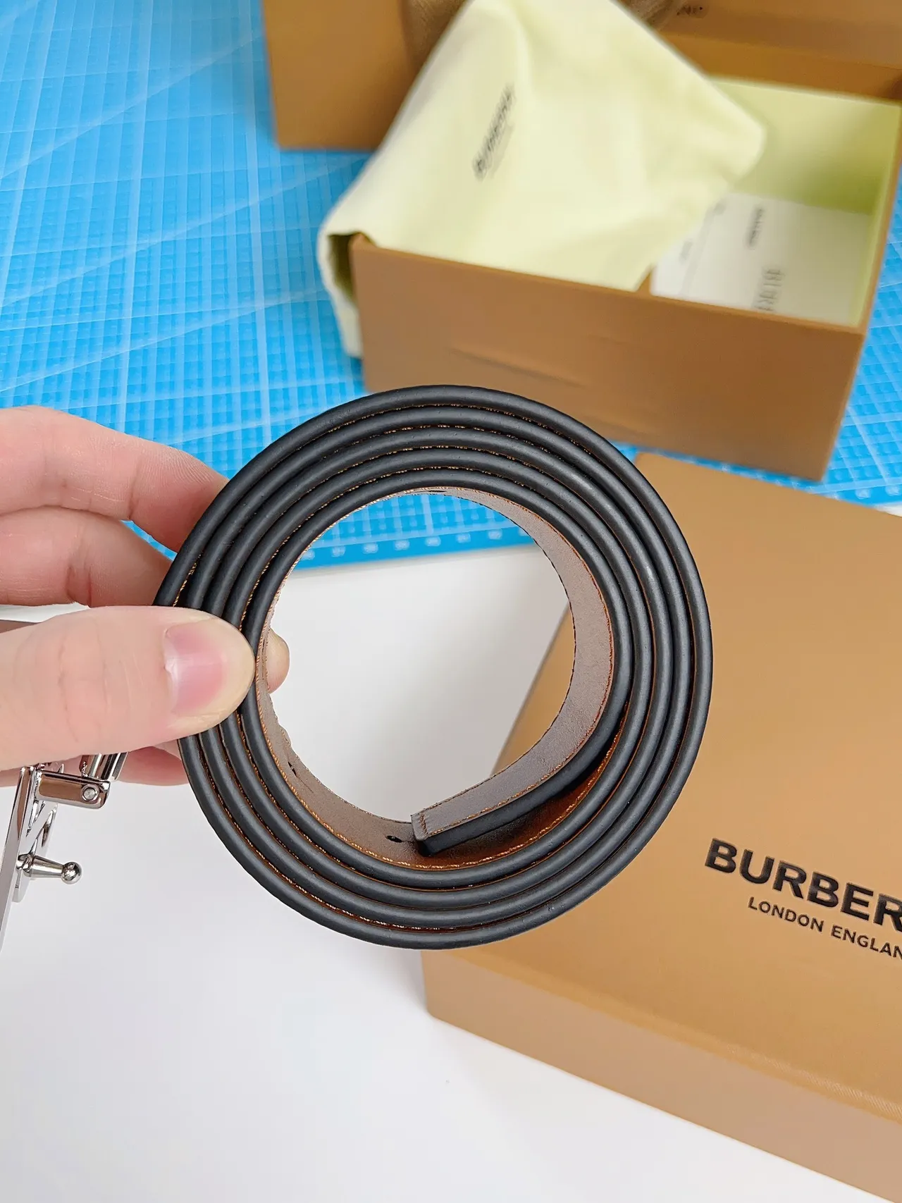 Burberry TB Belt Ceinture en Cuir Noir Pebbled 3