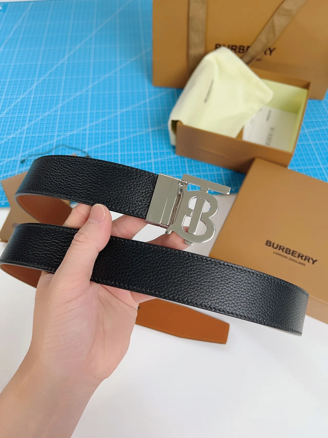 Burberry TB Belt Ceinture en Cuir Noir Pebbled 4
