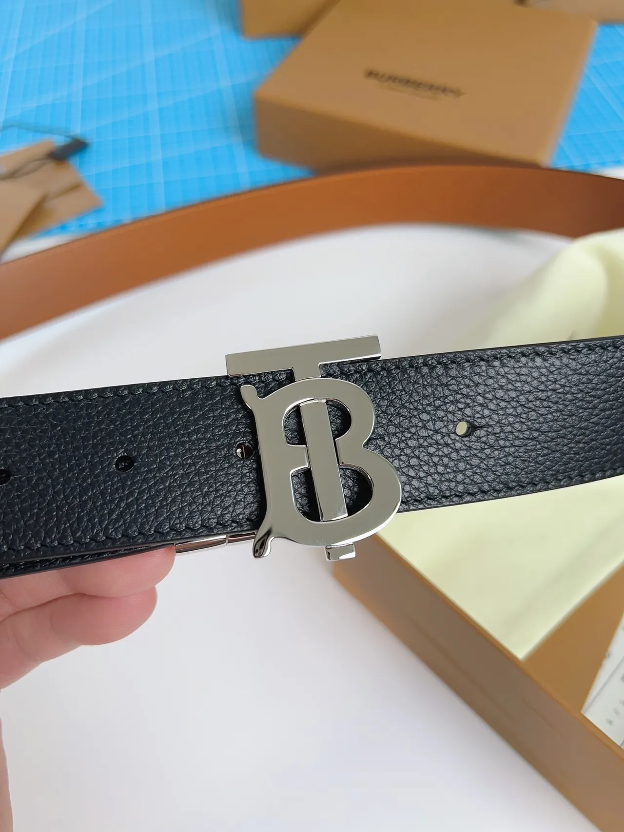 Burberry TB Belt Ceinture en Cuir Noir Pebbled 7