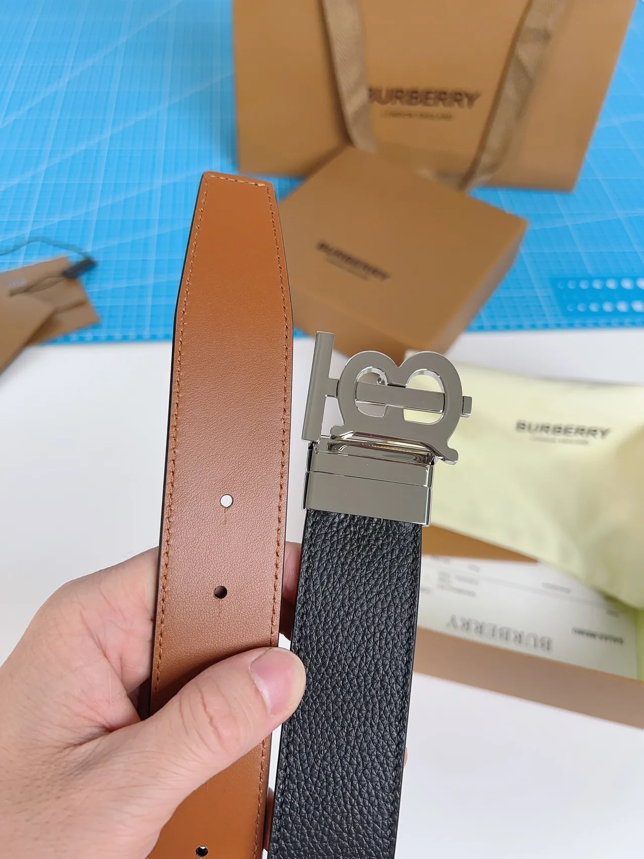 Burberry TB Belt Ceinture en Cuir Noir Pebbled 9
