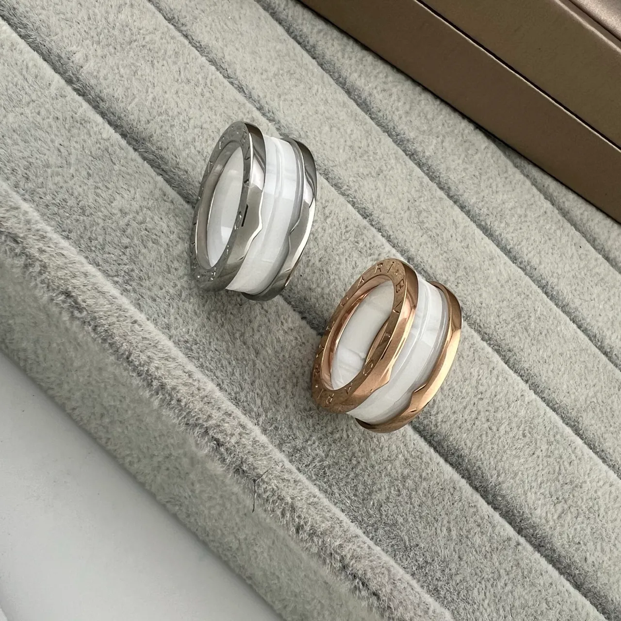 Bvlgari B.zero1 Anéis de cerâmica e metal de múltiplas bandas 4