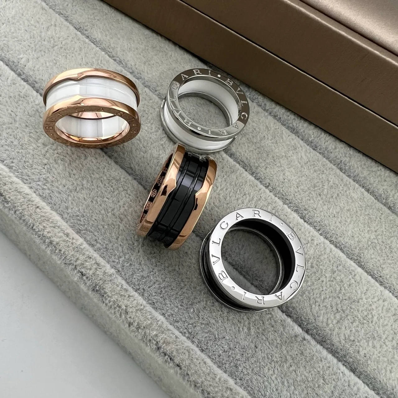Bvlgari B.zero1 Anéis de cerâmica e metal de múltiplas bandas 7