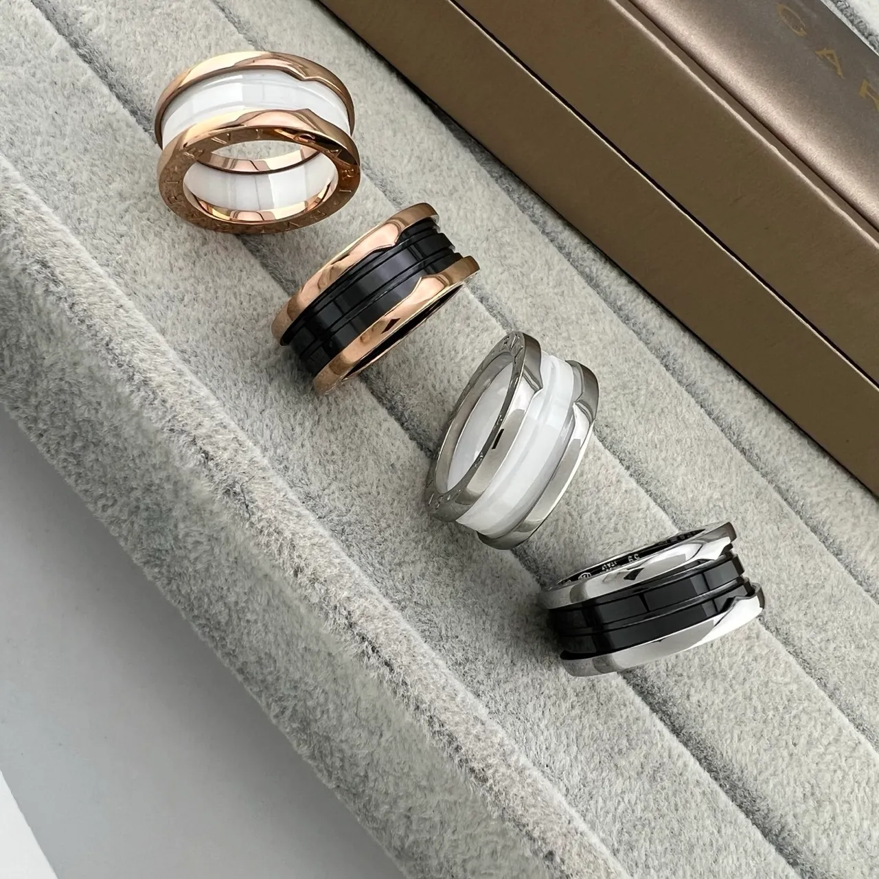 Bvlgari B.zero1 Anéis de cerâmica e metal de múltiplas bandas 8