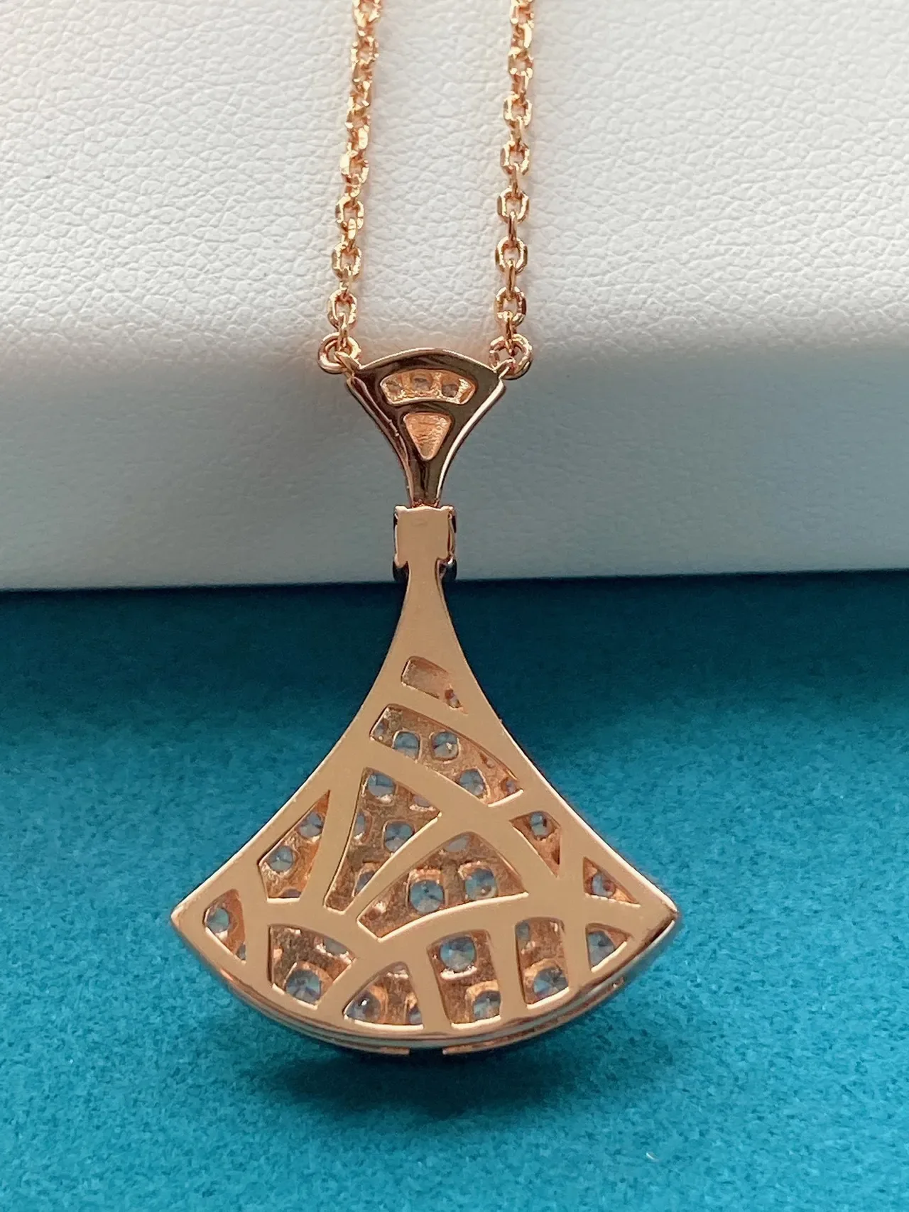 Bvlgari Diva's Dream 扇形 Pavé 钻石项链 4