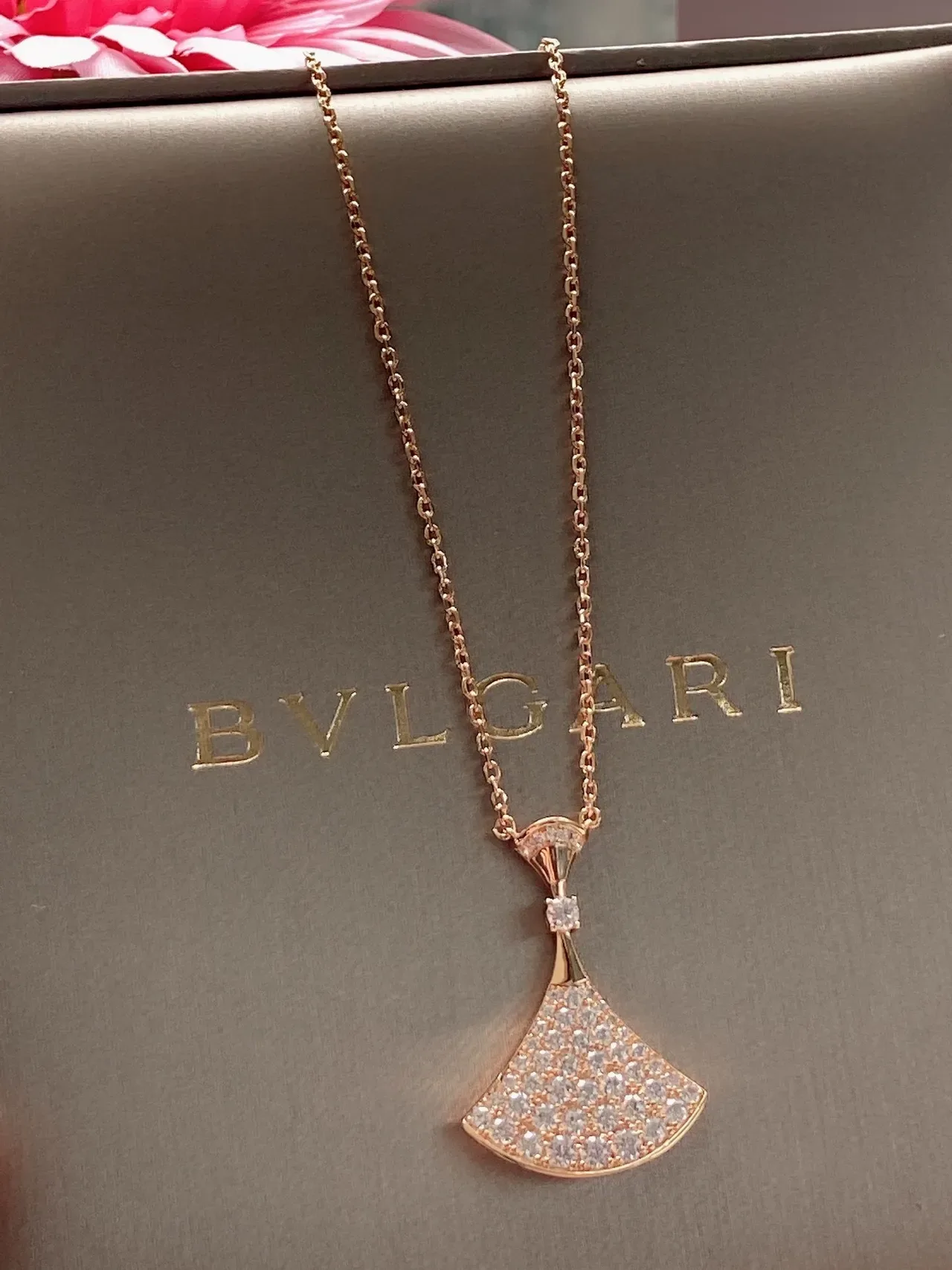 Bvlgari Diva's Dream 扇形 Pavé 钻石项链 5