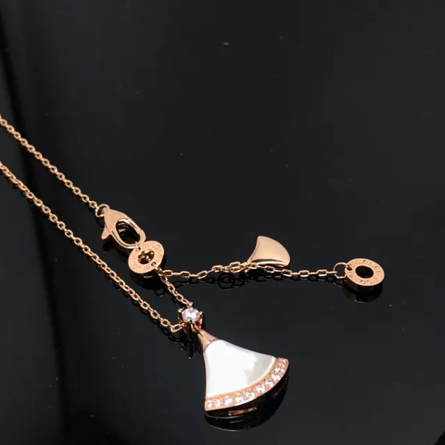 Bvlgari Divas’ Dream قلادة مع قلادة مروحية من الأوبال والماس 2
