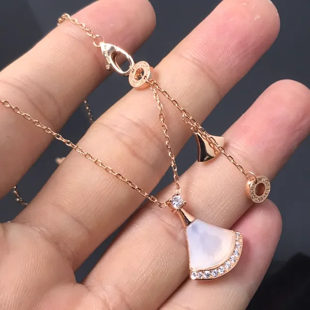 Bvlgari Divas’ Dream قلادة مع قلادة مروحية من الأوبال والماس 3