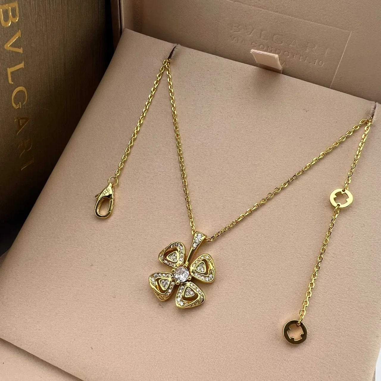 Bvlgari Fiorever 黄金银色 四叶草吊坠 帕维镶嵌宝石 项链 2