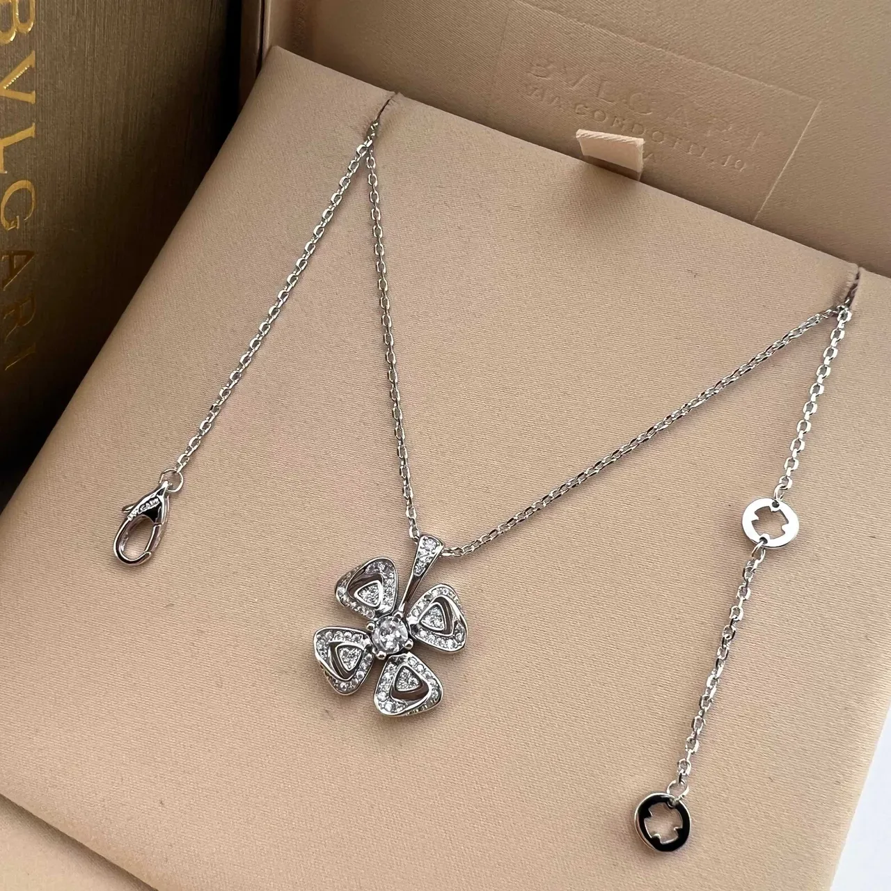 Bvlgari Fiorever 黄金银色 四叶草吊坠 帕维镶嵌宝石 项链 3
