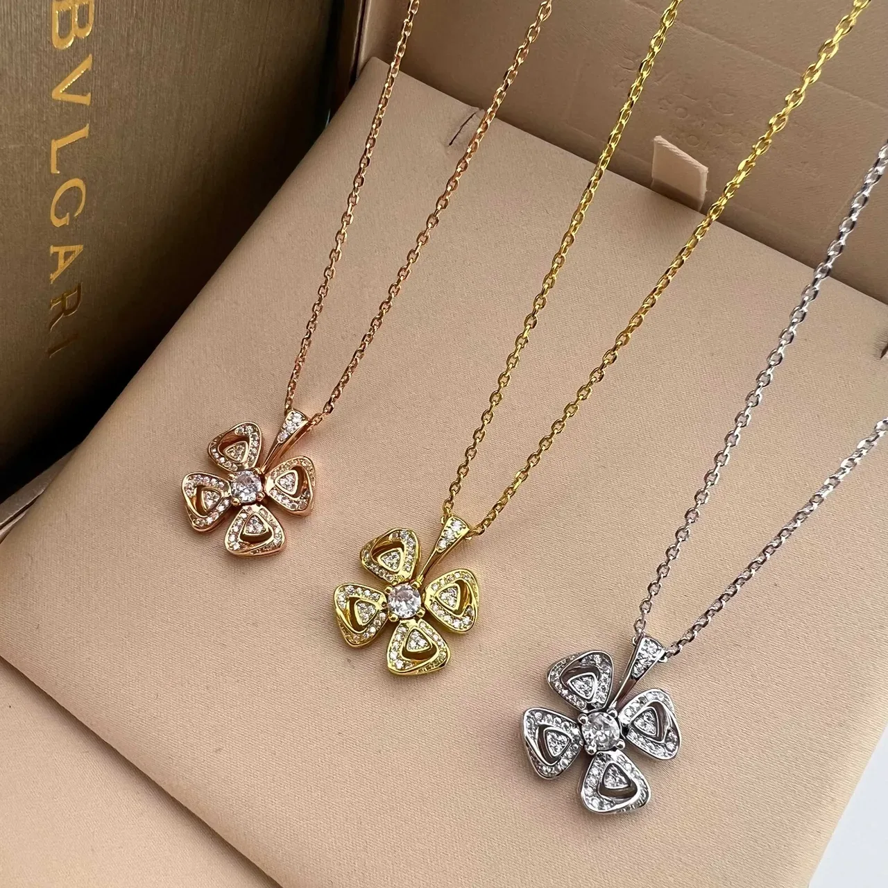 Bvlgari Fiorever 黄金银色 四叶草吊坠 帕维镶嵌宝石 项链 5