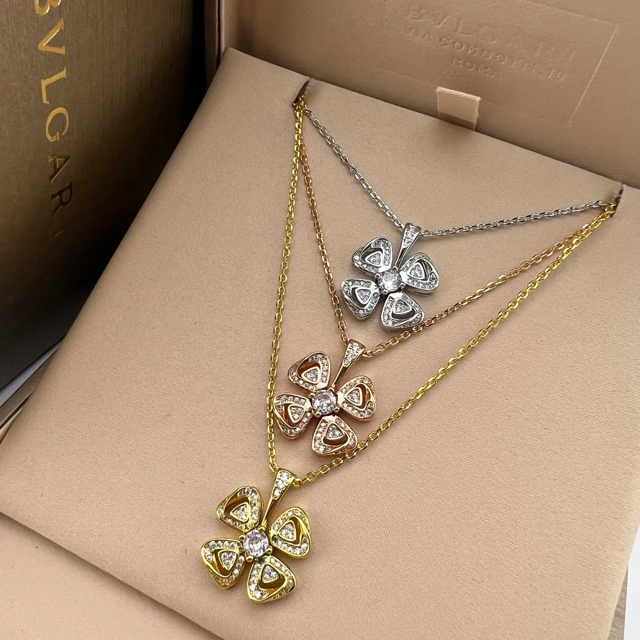 Bvlgari Fiorever 黄金银色 四叶草吊坠 帕维镶嵌宝石 项链 6