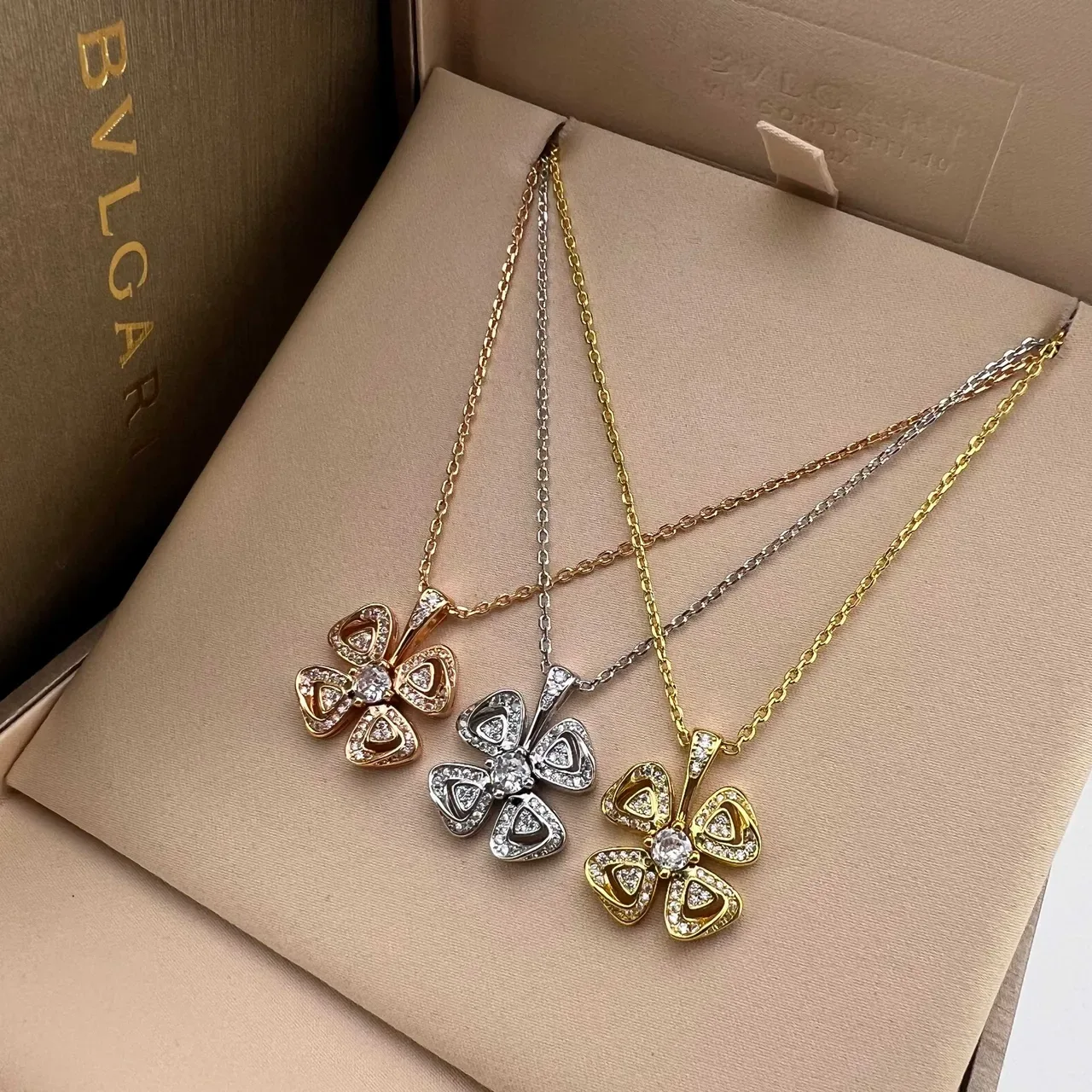 Bvlgari Fiorever 黄金银色 四叶草吊坠 帕维镶嵌宝石 项链 7