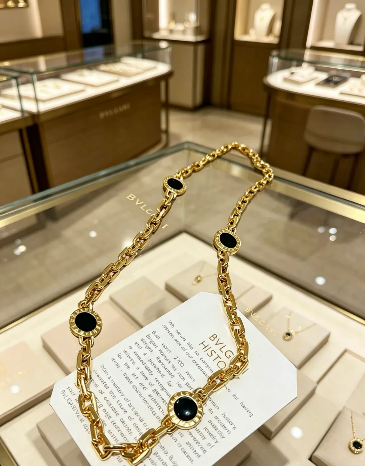 Bvlgari 金色黑色粗曲边链欧泊圆形徽章项链 3