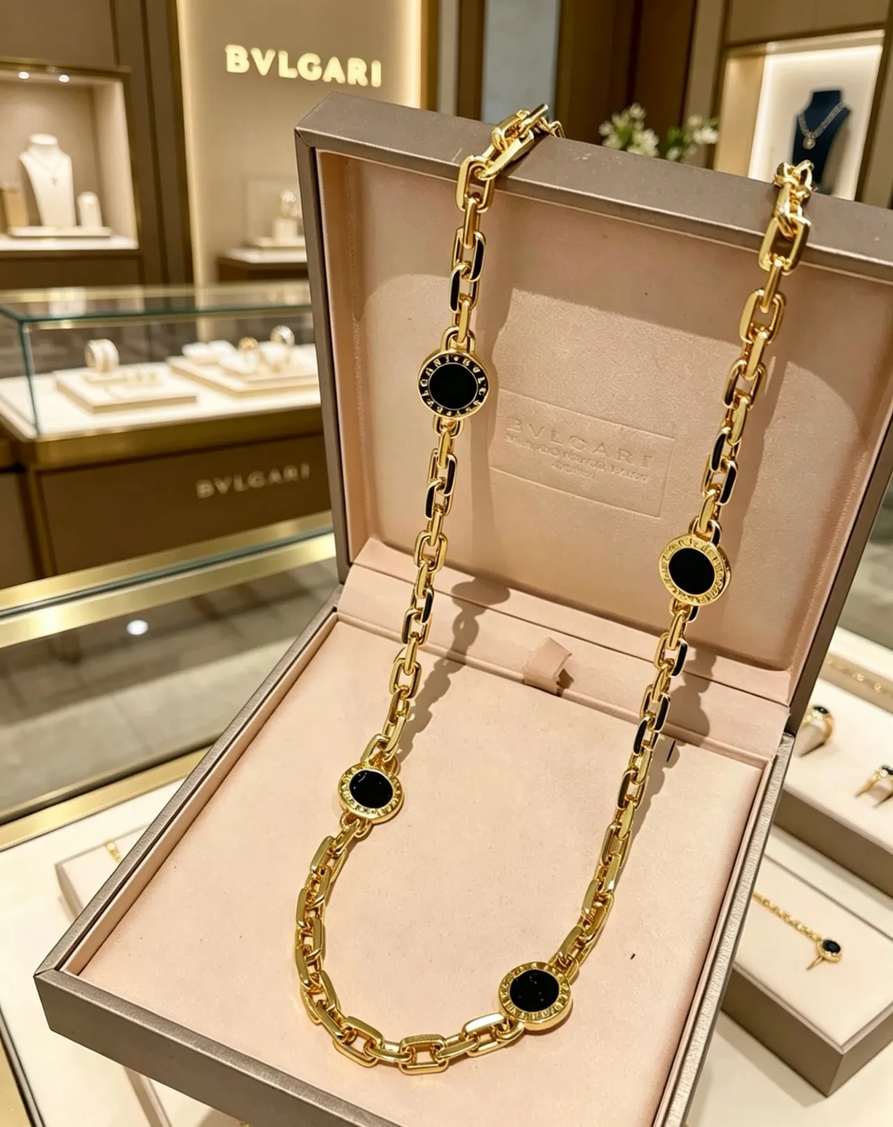 Bvlgari 金色黑色粗曲边链欧泊圆形徽章项链 6