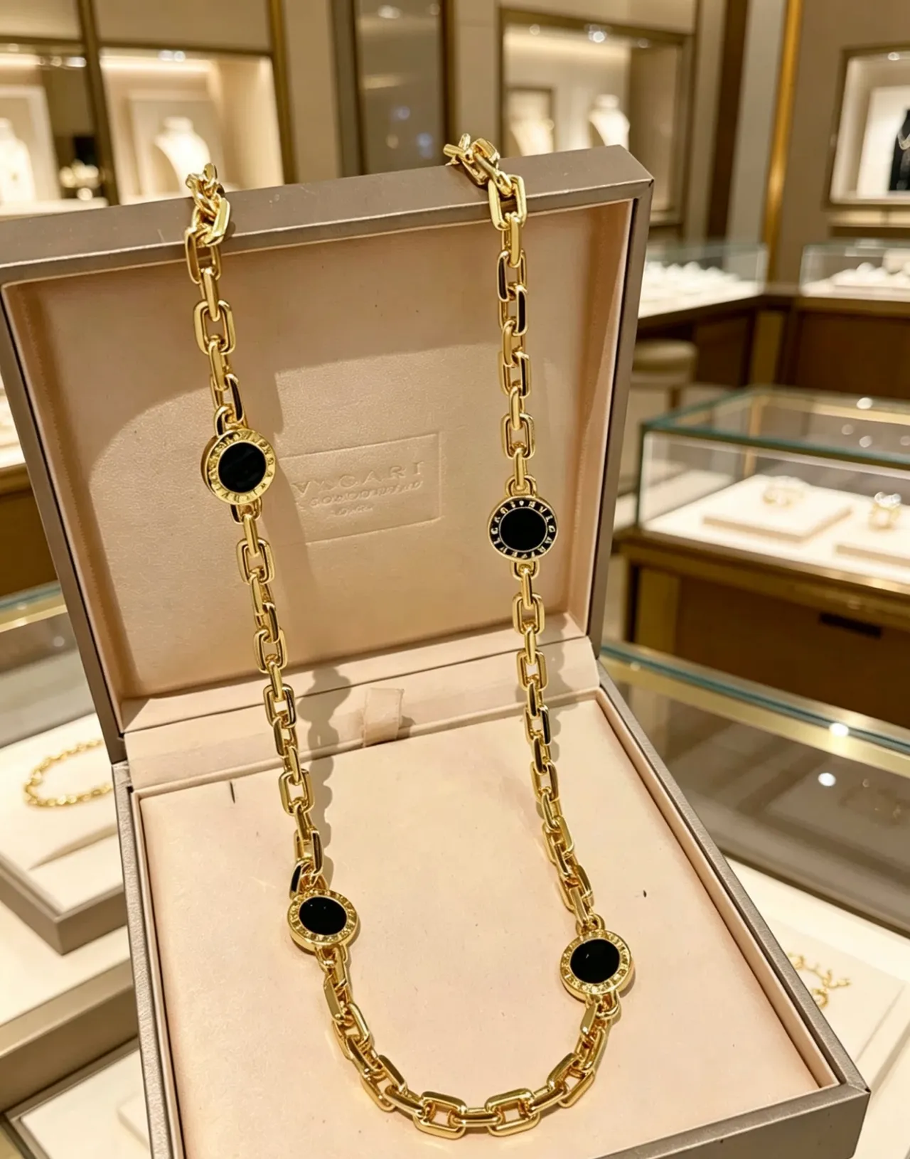 Bvlgari 金色黑色粗曲边链欧泊圆形徽章项链 8