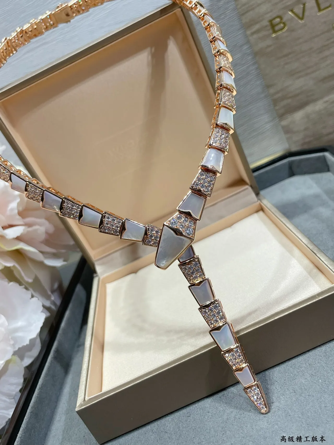 Bvlgari ذهبي أبيض روابط مفصلة مقسمة لؤلؤ أم نقش قلادة 3