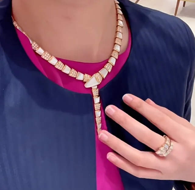 Bvlgari ذهبي أبيض روابط مفصلة مقسمة لؤلؤ أم نقش قلادة 9