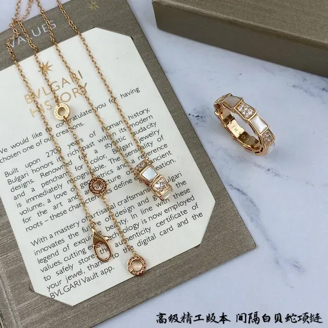 Bvlgari سلسلة ذهبية وبيضاء مستطيلة من اللؤلؤ الأم قلادة 2