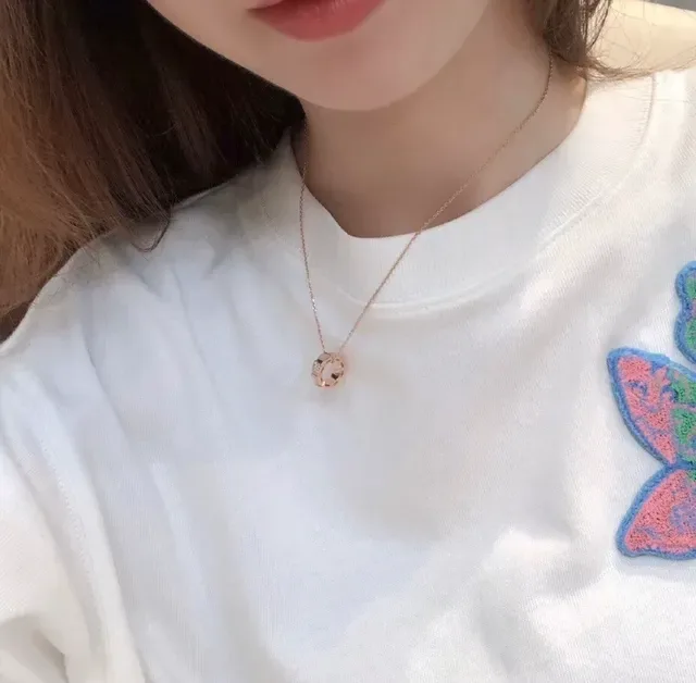 Bvlgari سلسلة ذهبية وبيضاء مستطيلة من اللؤلؤ الأم قلادة 9