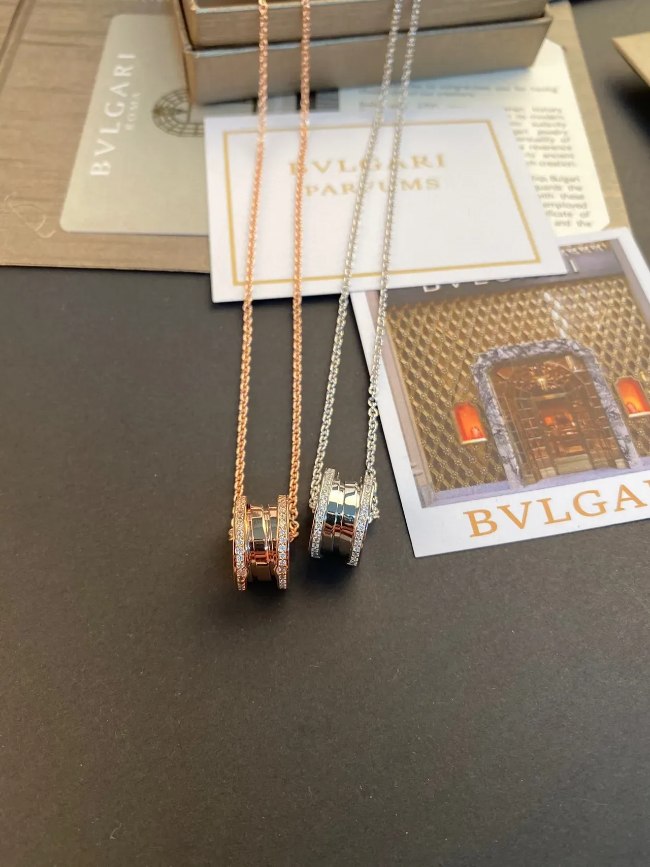 Bvlgari Colar Pendente Corrente de Ouro Rosa Branca Cilíndrica Multi-Banda 7