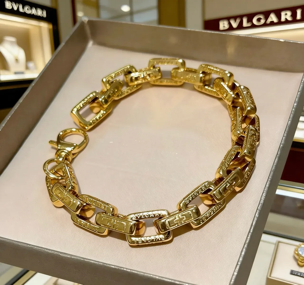 Bvlgari Iconic Link सोने के रंग का उकेरा हुआ चेन ब्रेसलेट 4