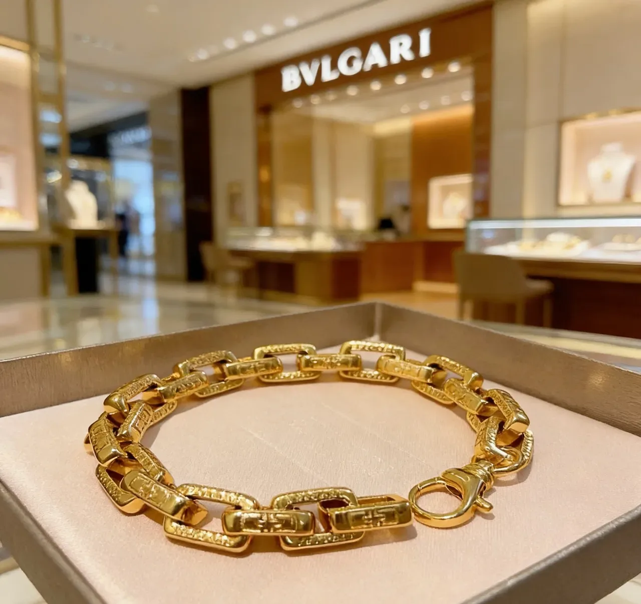 Bvlgari Iconic Link सोने के रंग का उकेरा हुआ चेन ब्रेसलेट 7