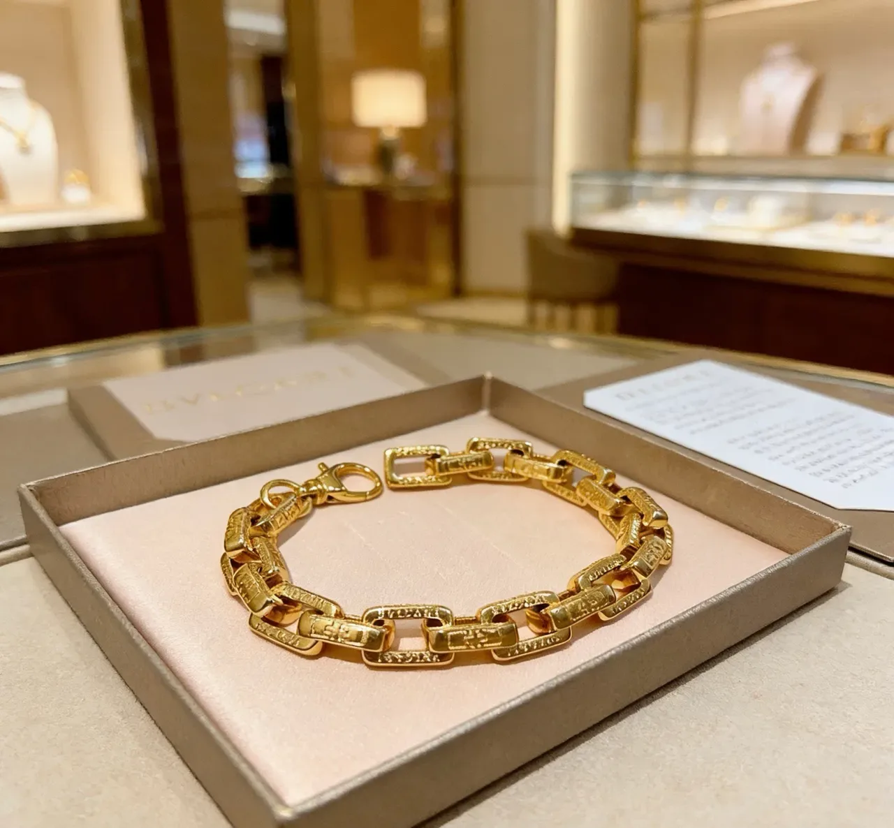 Bvlgari Iconic Link सोने के रंग का उकेरा हुआ चेन ब्रेसलेट 9