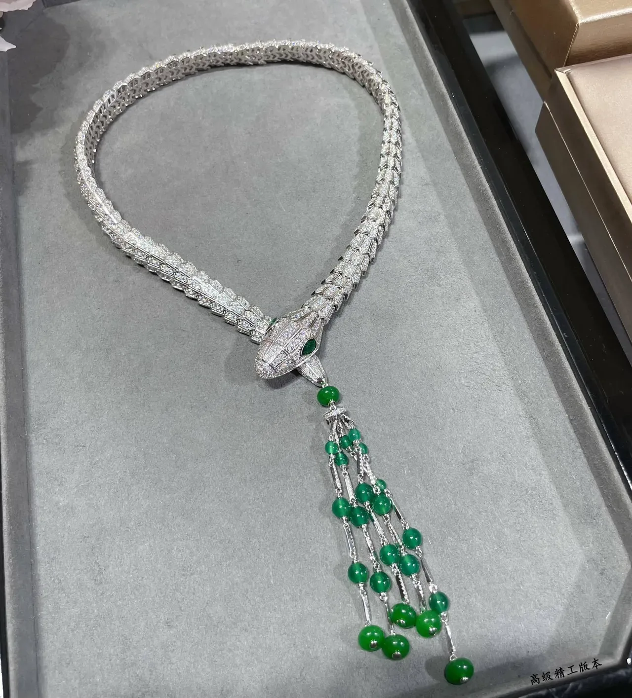 Bvlgari Serpenti Haute Joaillerie Diamants et Émeraudes Collier Tassel 3