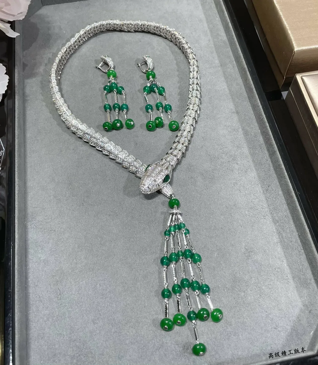 Bvlgari Serpenti Haute Joaillerie Diamants et Émeraudes Collier Tassel 6
