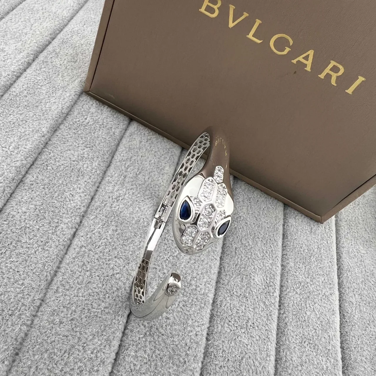 Bvlgari Serpenti Braceletes Cabeça de Serpente Pavé Diamantes e Gemas 3