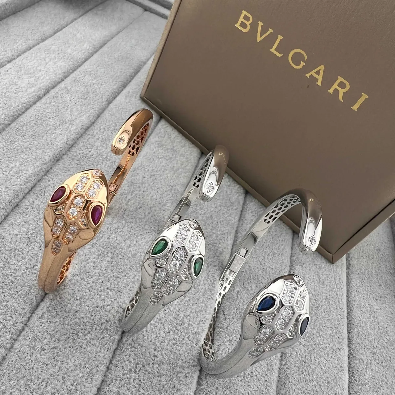 Bvlgari Serpenti Braceletes Cabeça de Serpente Pavé Diamantes e Gemas 6