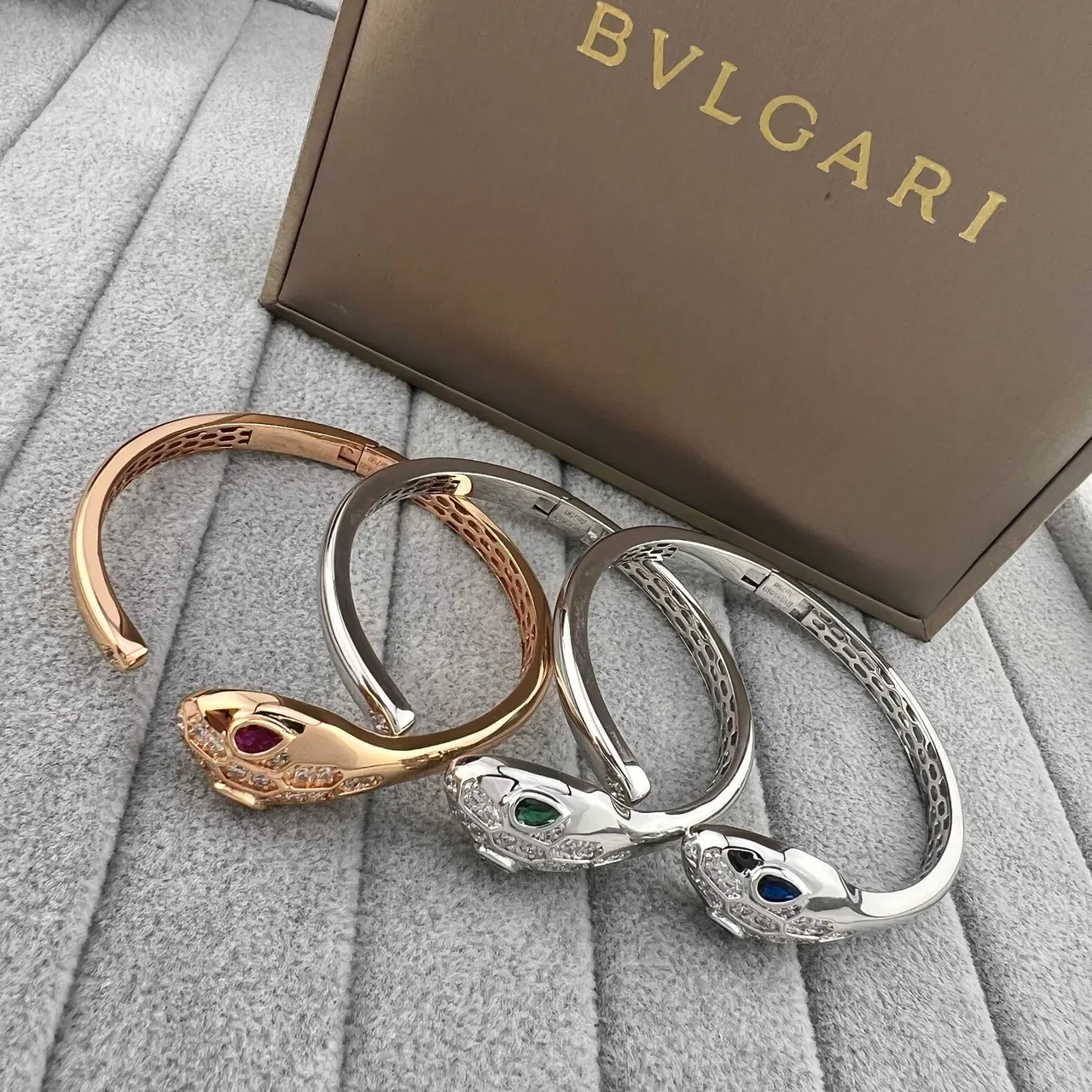 Bvlgari Serpenti Braceletes Cabeça de Serpente Pavé Diamantes e Gemas 7