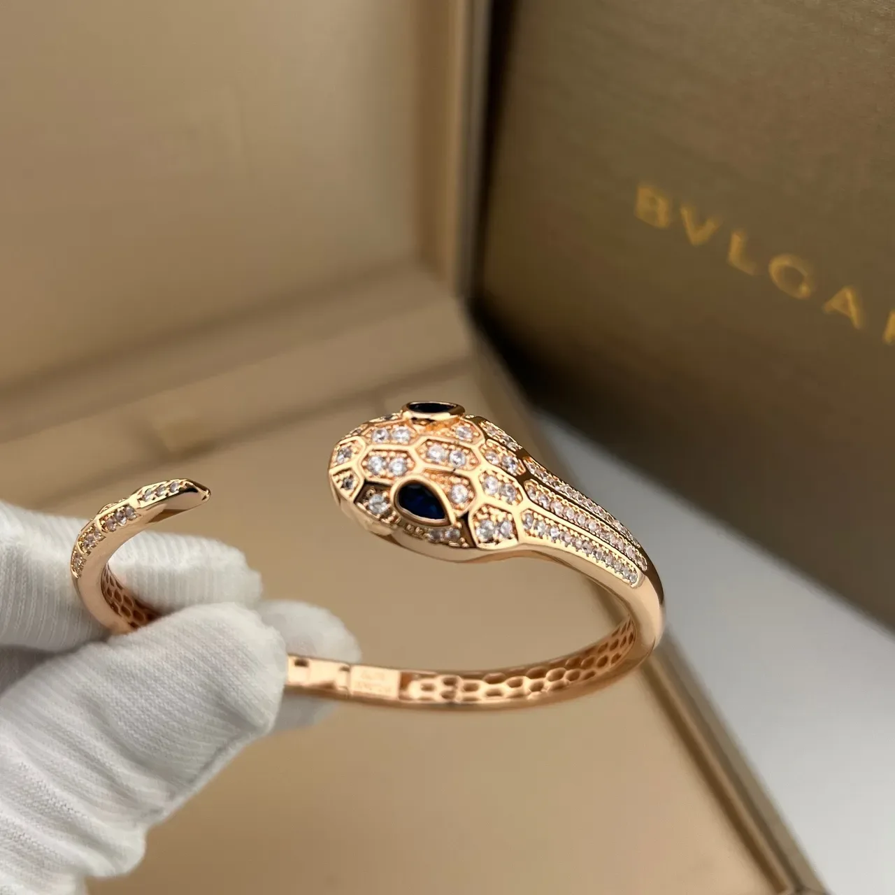 Bvlgari Serpenti स्नेक हेड पवे़ डायमंड रोज़ गोल्ड ब्रेसलेट 2