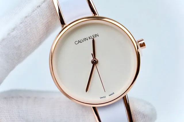 Calvin Klein न्यूनतम बैंगल सफेद स्ट्रैप क्वार्ट्ज घड़ी 2