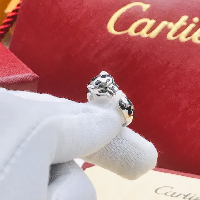 Cartier Anel de banda aberta com motivo de cabeça de pantera negra em ouro 5