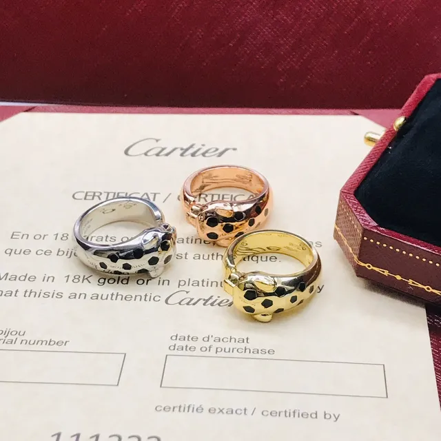 Cartier Anel de banda aberta com motivo de cabeça de pantera negra em ouro 9
