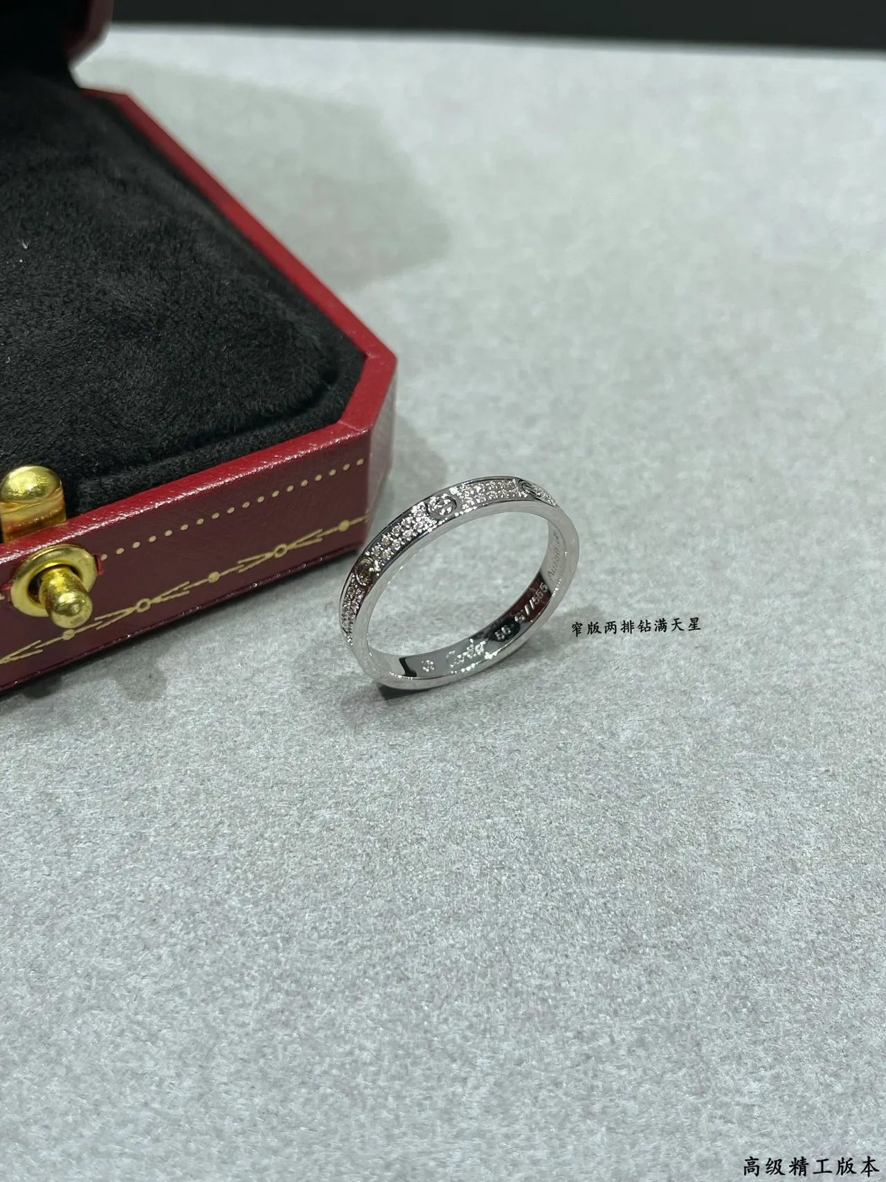 Cartier Juste un Clou Anillo de oro blanco con banda pavimentada con motivo de tornillo 8