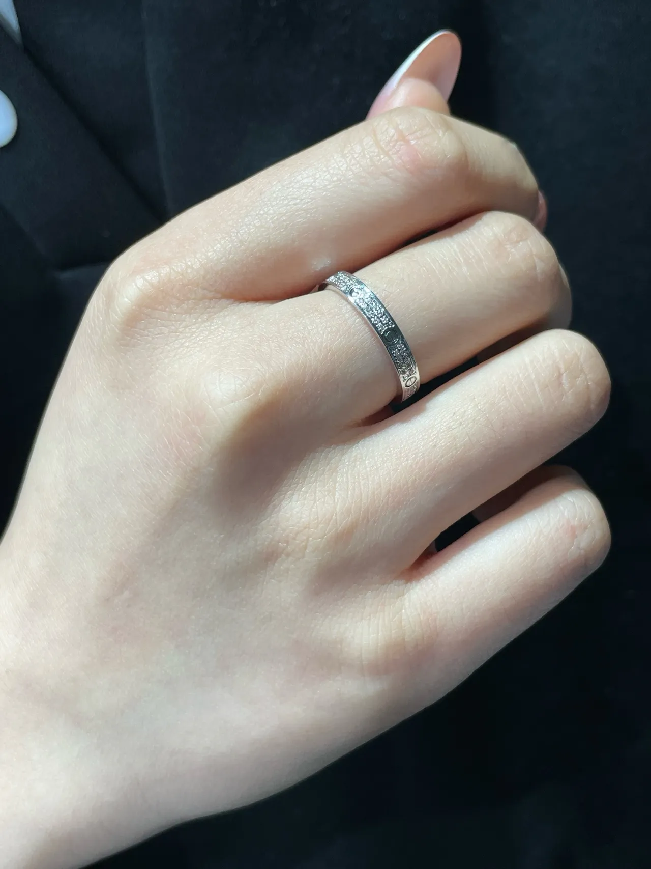 Cartier Juste un Clou Anillo de oro blanco con banda pavimentada con motivo de tornillo 7