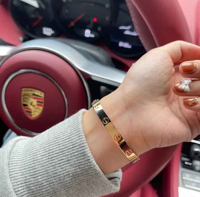 Pulseira Cartier Love Prata e Dourado Polido com Bisagra e Motivo de Parafuso Pulseiras 5