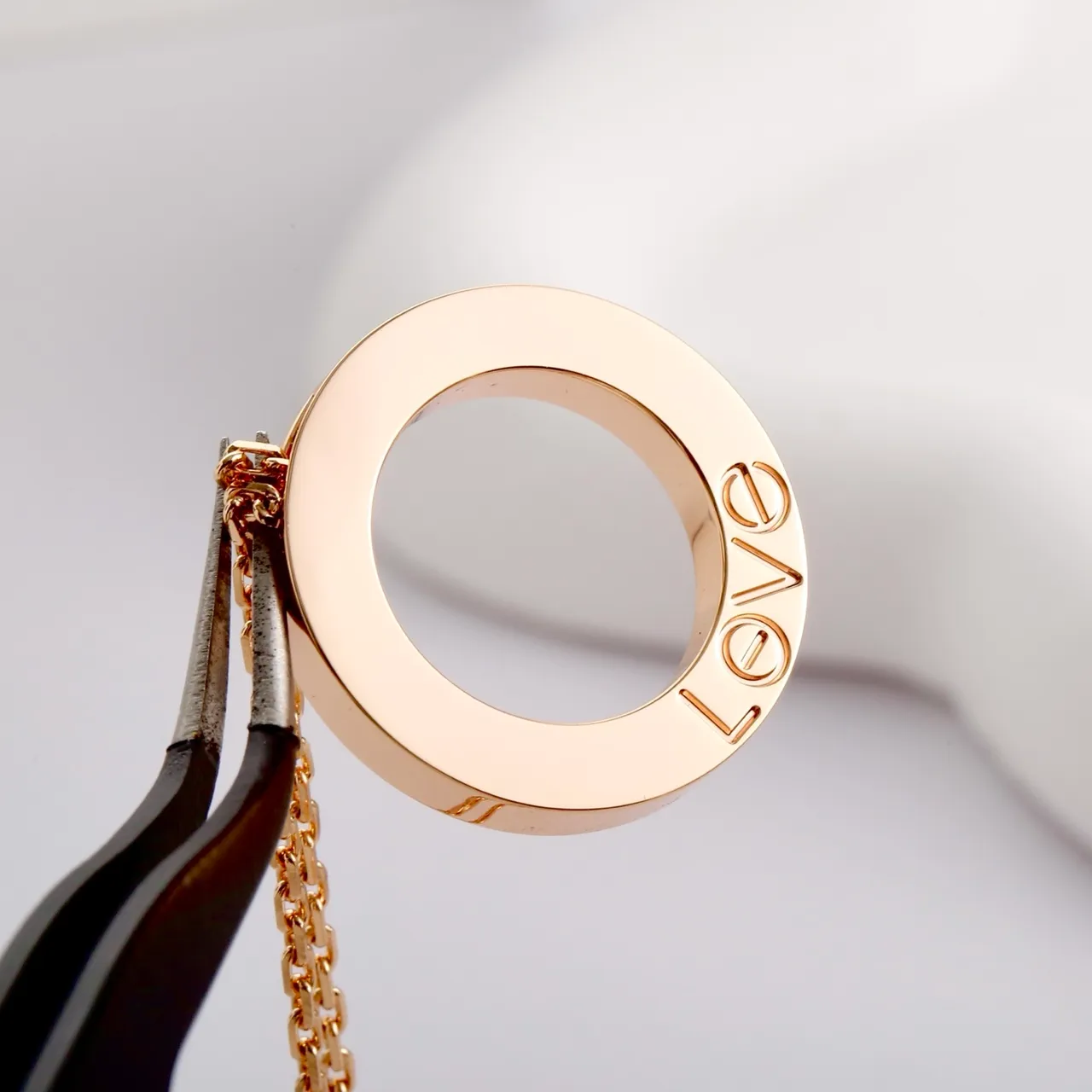 Cartier Love বৃত্তাকার খোলা হুপ স্ক্রু-মোটিফ গোলাপি সোনা হার 4
